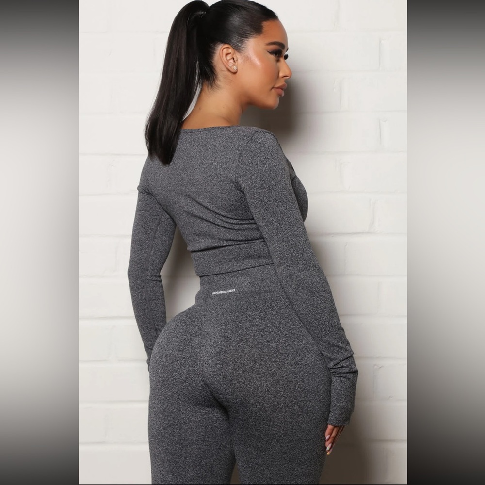 ⭕️ SOLD ⭕️ Fashion Nova Gray Seamless Long Sleeve Workout Top - Picture 3 of 5